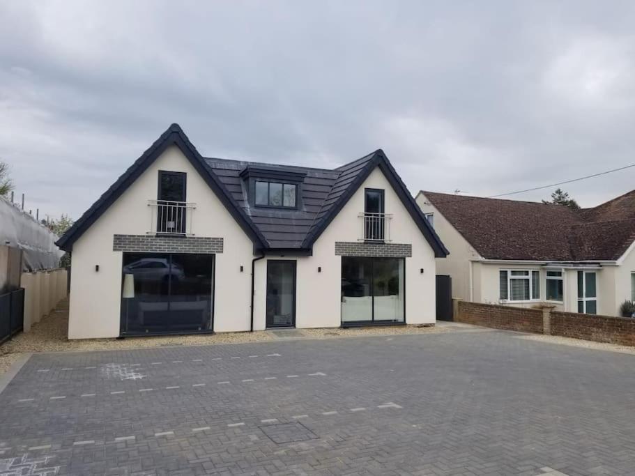 Evergreen Lodge - Two Bed Lux Flat - Parking, Garden, Patio, Wifi, Netflix - Close To Blenheim Palace & Oxford - F3 Kidlington Extérieur photo