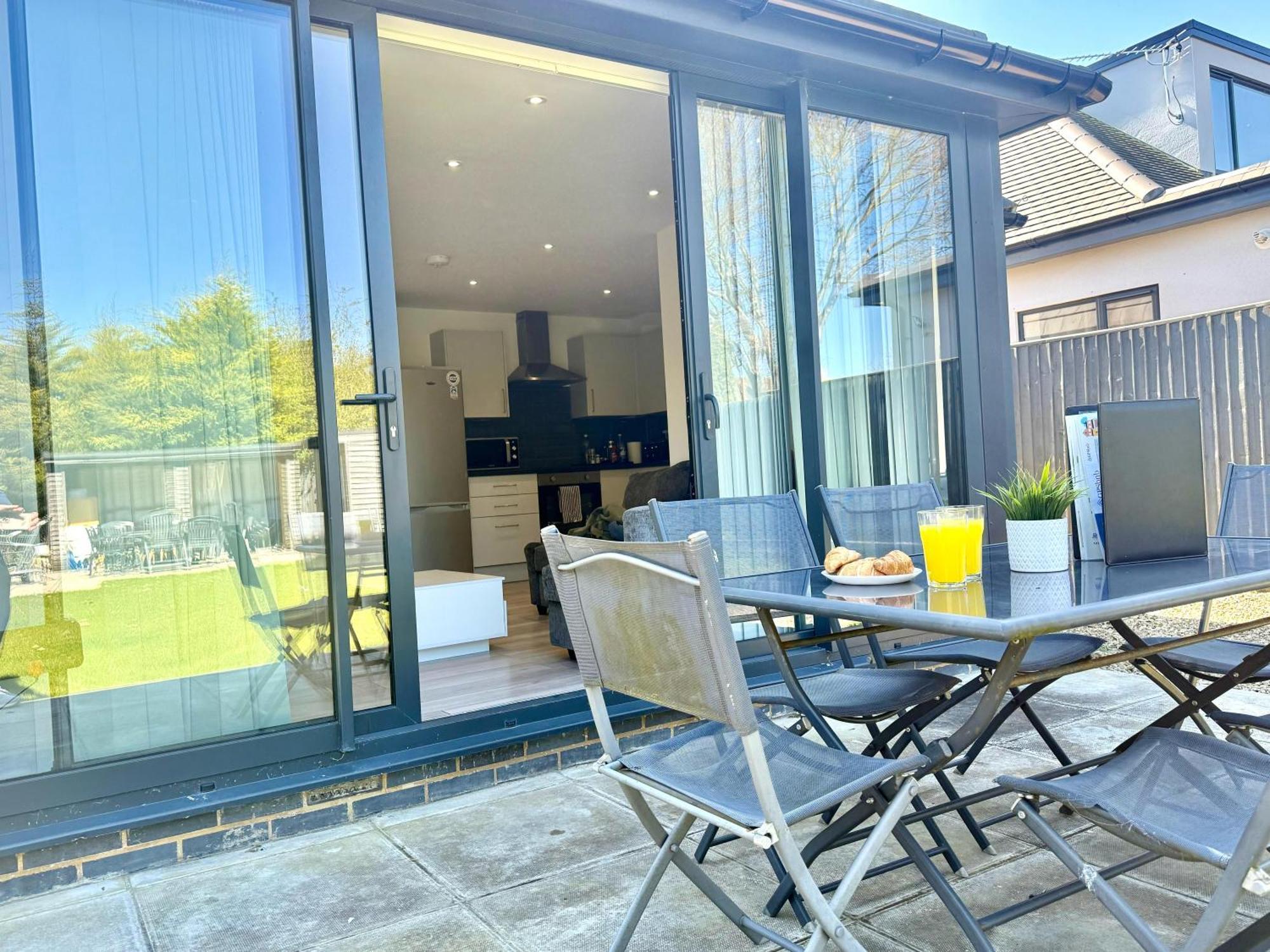 Evergreen Lodge - Two Bed Lux Flat - Parking, Garden, Patio, Wifi, Netflix - Close To Blenheim Palace & Oxford - F3 Kidlington Extérieur photo