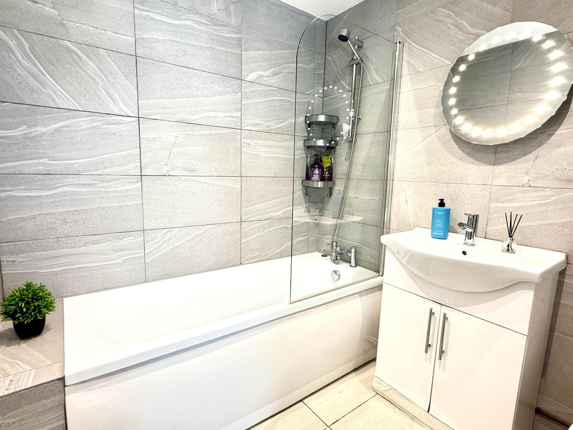 Evergreen Lodge - Two Bed Lux Flat - Parking, Garden, Patio, Wifi, Netflix - Close To Blenheim Palace & Oxford - F3 Kidlington Extérieur photo