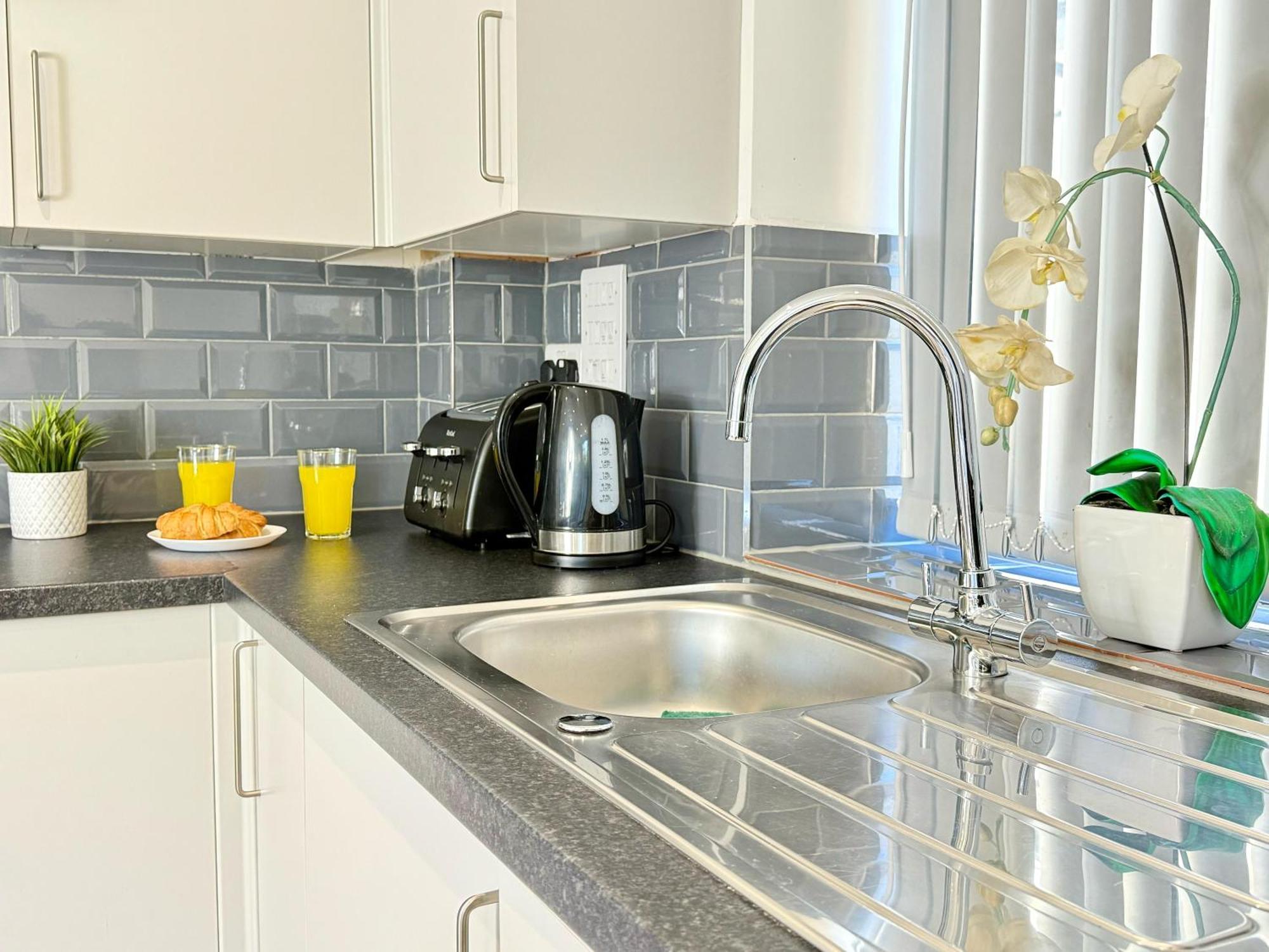 Evergreen Lodge - Two Bed Lux Flat - Parking, Garden, Patio, Wifi, Netflix - Close To Blenheim Palace & Oxford - F3 Kidlington Extérieur photo