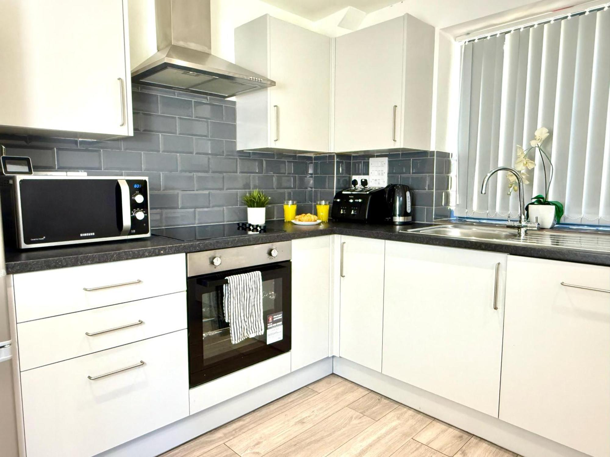 Evergreen Lodge - Two Bed Lux Flat - Parking, Garden, Patio, Wifi, Netflix - Close To Blenheim Palace & Oxford - F3 Kidlington Extérieur photo