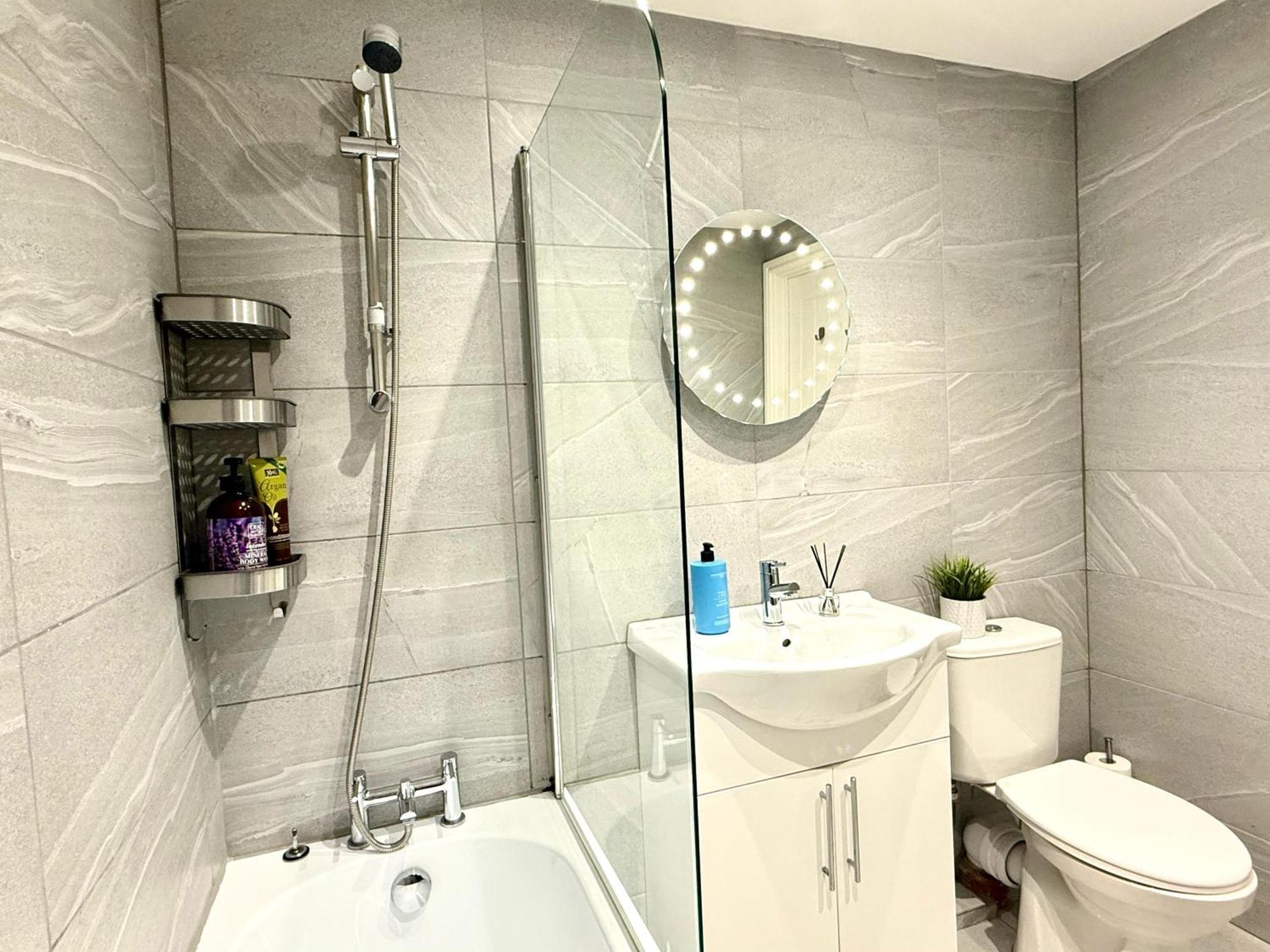 Evergreen Lodge - Two Bed Lux Flat - Parking, Garden, Patio, Wifi, Netflix - Close To Blenheim Palace & Oxford - F3 Kidlington Extérieur photo